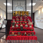 梅の花とひな飾り